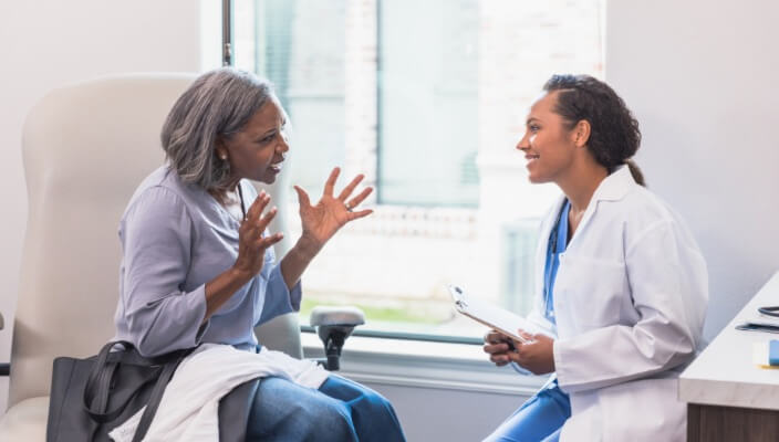 woman talking to doctor)